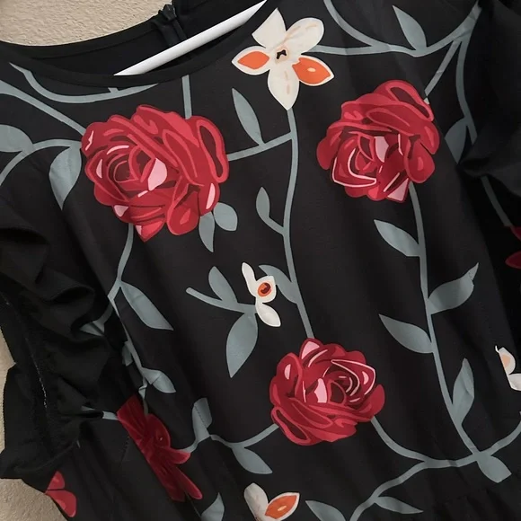 Elegant Floral Romper 🌹 - Picture 4 of 5